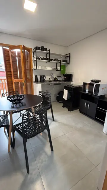 Cozinha equipada com geladeira e micro-ondas