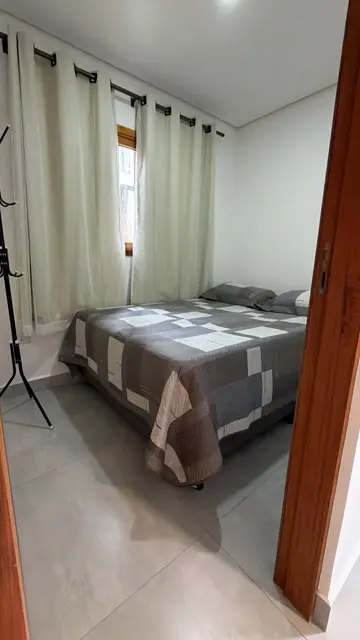 Quarto de casal com cortina blackout