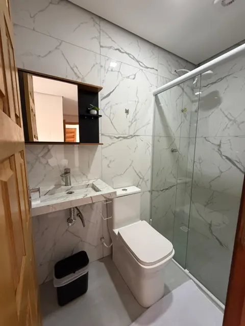 Banheiro com box de vidro