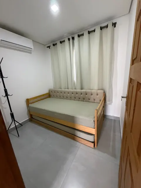 Quarto com bicama e ar-condicionado