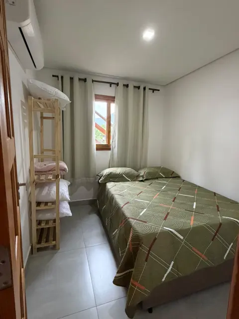 Quarto de casal com ar-condicionado e vista para a serra