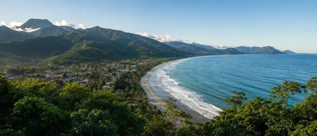 Vista da praia de Maresias e da Serra do Mar, em São Sebastião (SP)