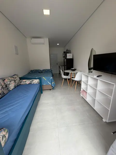 Bicama, estante e Smart TV no Studio