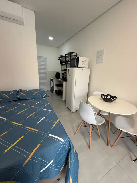 Cama e mesa para refeições no Studio