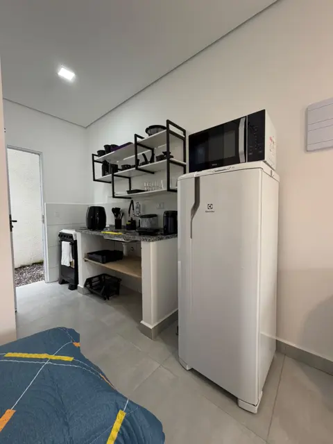 Cozinha compacta do Studio com geladeira e micro-ondas