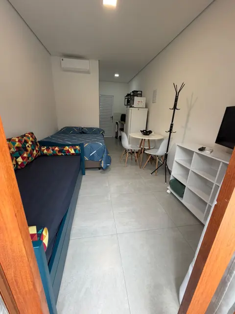 Studio em Maresias com cama de casal, bicama, mesa e cozinha compacta